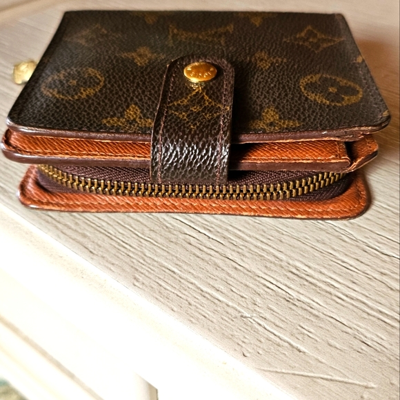 Authentic Louis Vuitton Monogram Canvas Wallet - Picture 5 of 11